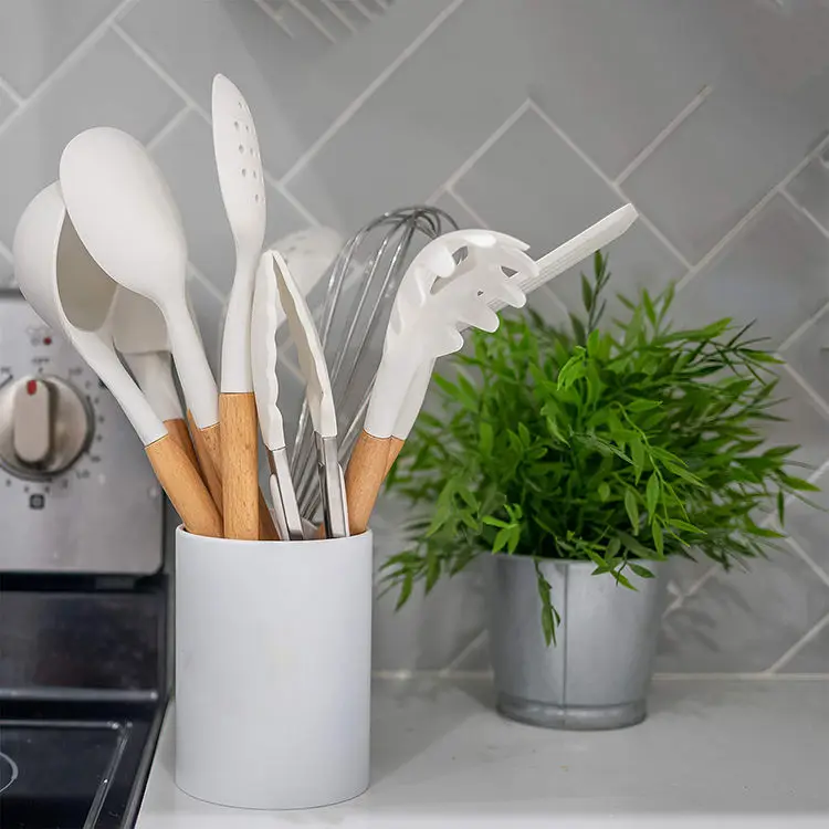 Nouvel arrivage 2022 Accessoires de cuisine d'usine Résistant à la chaleur 11 pièces Outils de cuisine avec manche en bois Fabrication d'ustensiles en silicone blanc