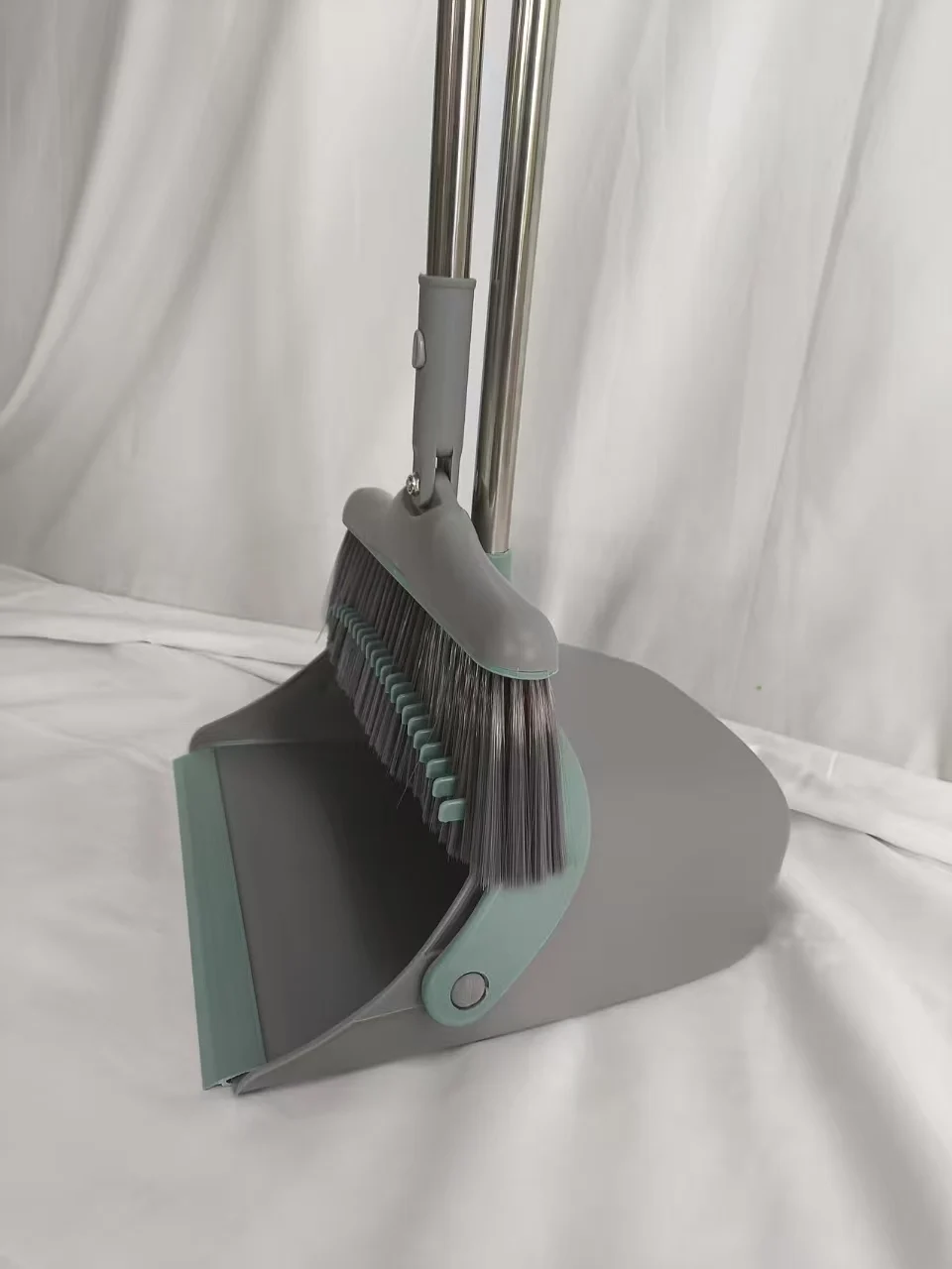 Factory Price 2025 Hot Sale Folding Broom and Dustpan Set Three-section Pole Broom Dustpan with PET Bristle, Household Items