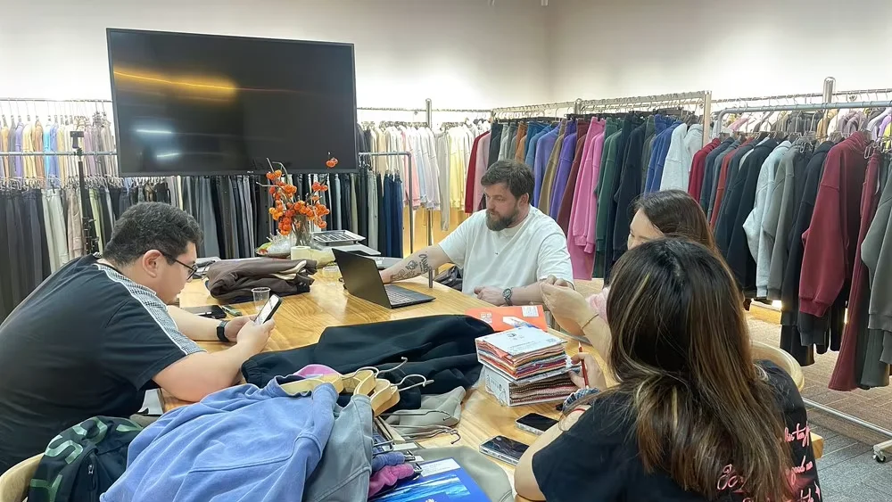 2025 New Black and White Contrast Color Deep V Strap Split Swimsuit Bikini for Women H8ec1edd98809482886dae2482e191709c