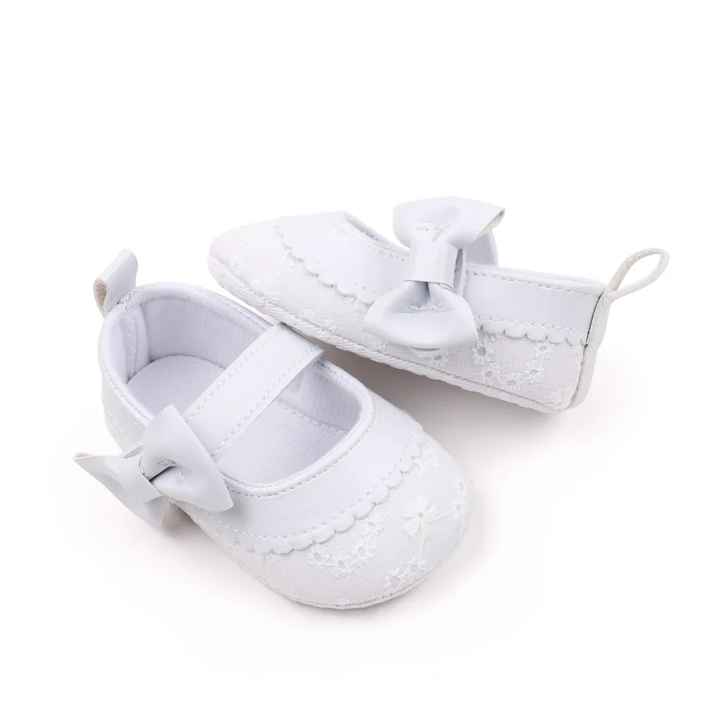 Spring and Autumn Soft Bottom Baby Girl Shoes Breathable and Lightweight Flower Embroidery Design with Anti-Slip Flat Feature details