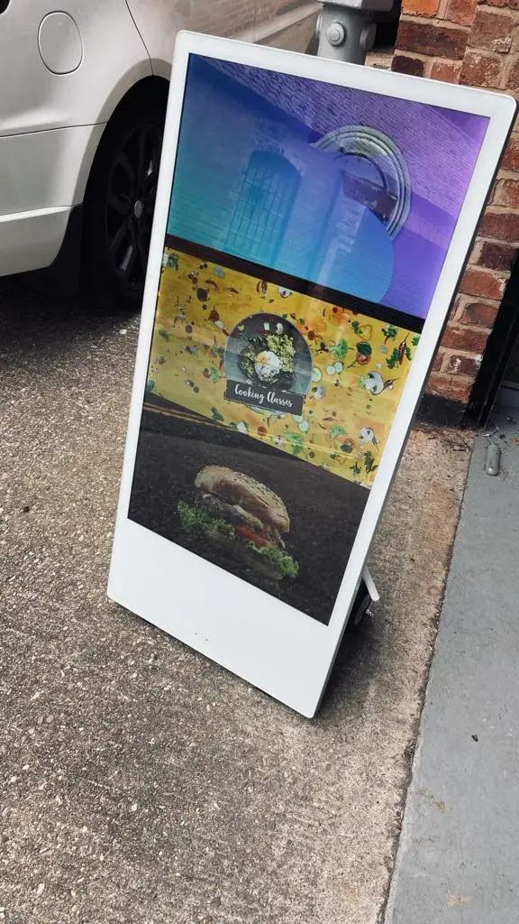 Android 32 43 55 Inch Portable Outdoor Waterproof Advertising Digital Signage LCD Poster With Battery Powered manufacture