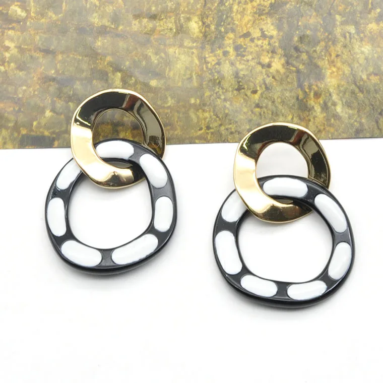 Custom trendy hand painted earrings for women round acrylic gold chain link earrings