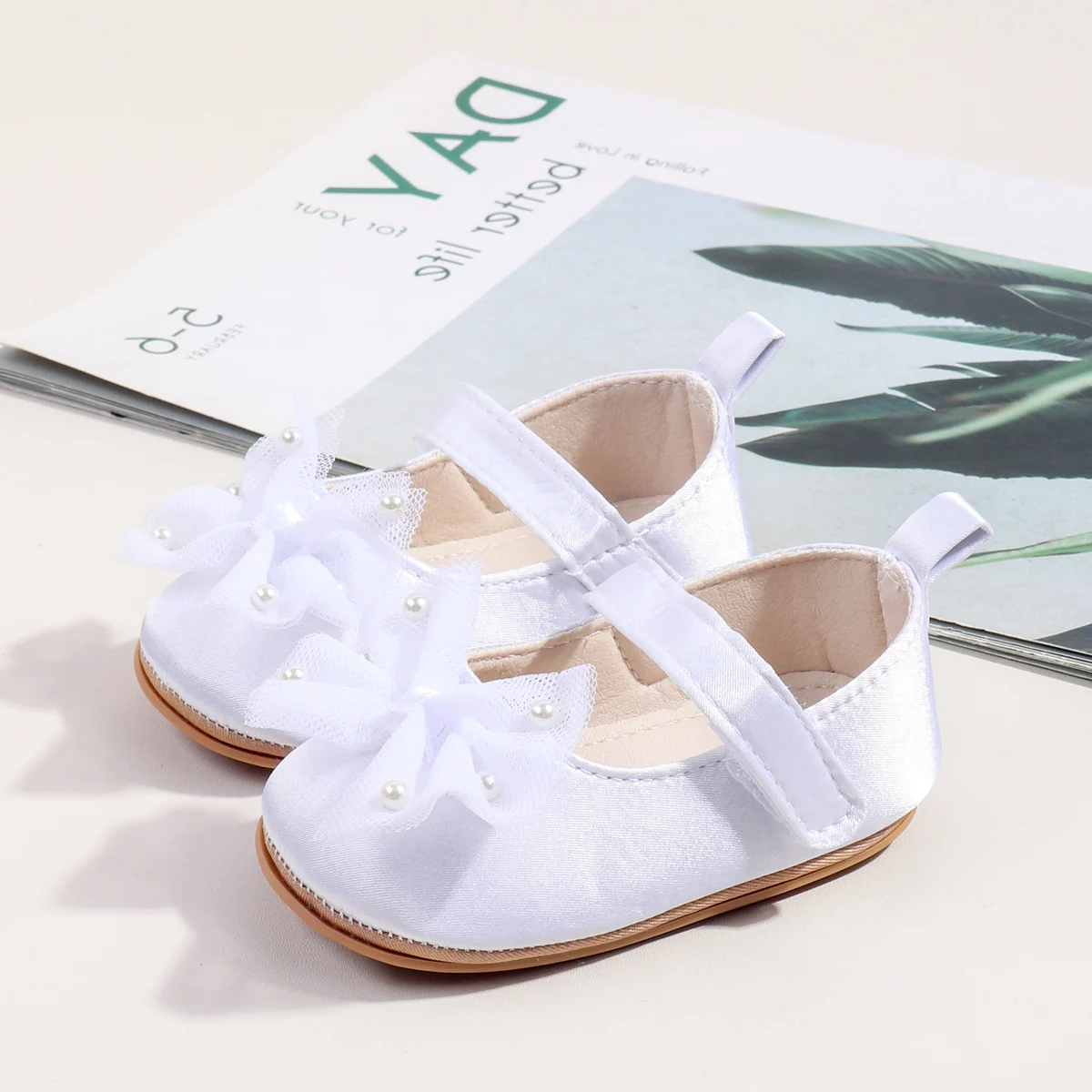 Wholesale Beautiful Flower Design Soft Stain Material Anti-slip Newborn Infant Baby Girls Shoes 2025 supplier