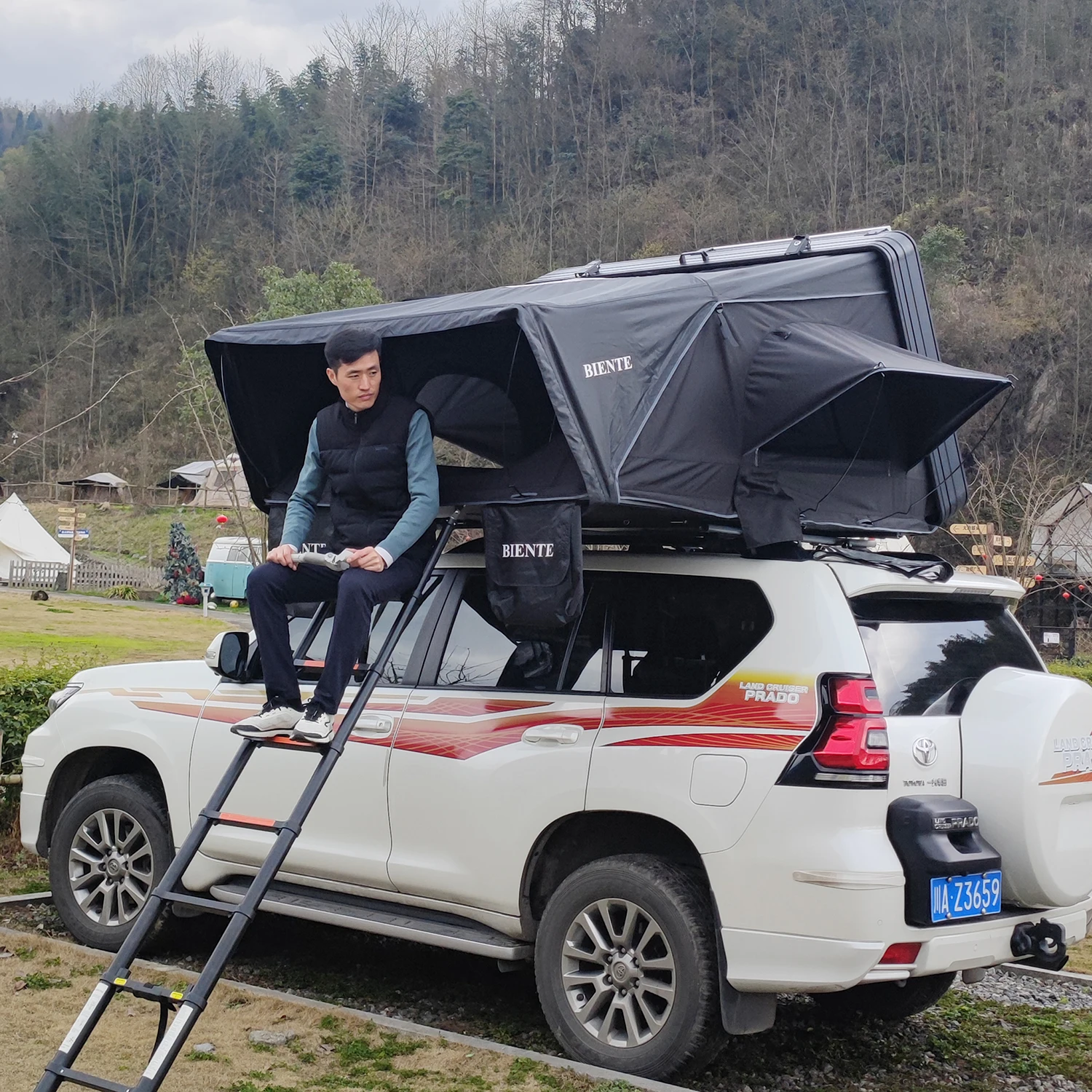 3-4 Person 1.9M Width Hard Shell Roof Top Tent with 320G Polyester for Outdoor Camping