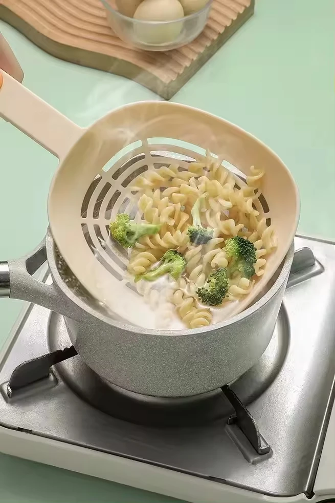 High Temperature Resistant Kitchen Noodles Dumplings Water Filter Scoop Plastic Pasta Strainer Long Handle Food Colander