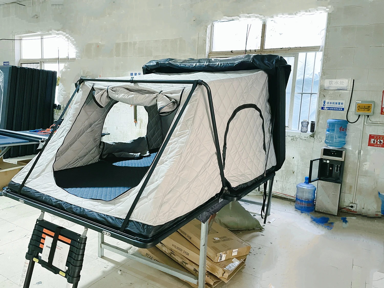 3-4 Person 1.9M Width Hard Shell Roof Top Tent with 320G Polyester for Outdoor Camping