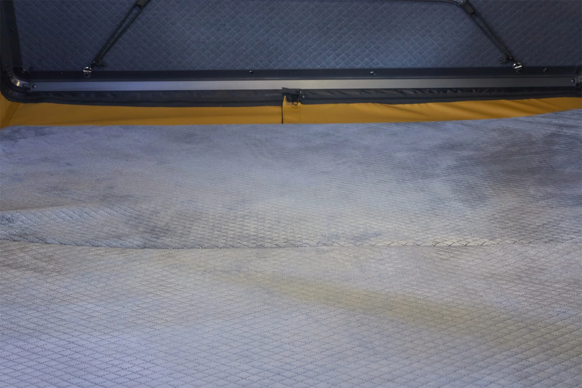 Side Opening Clamshell Aluminum Hard Shell Roof Top Tent for 3-4 Person with 320g Polyester Cotton Canvas and 210x160x110 CM Open Size