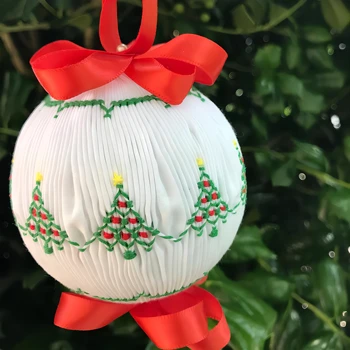 Low MOQ smocked handmade Christmas ornaments customized design available using the  highest quality thread