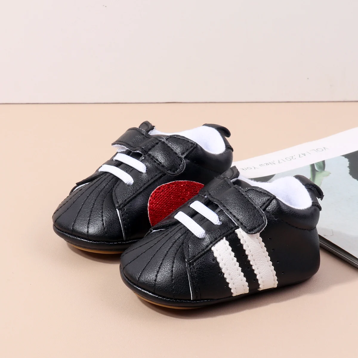 High Quality Unisex Flat Shoes Shiny Baby Shoes with Red Heart Fashion Design Breathable and Hot Selling Wholesale details