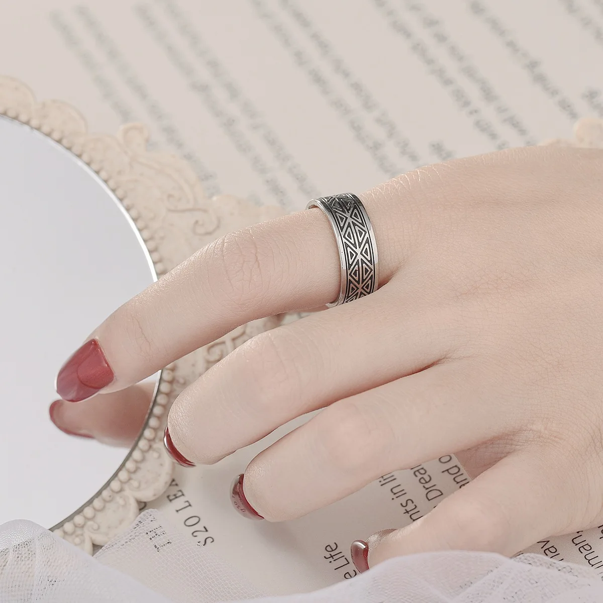 新款时尚珠宝戒指欧美个性嘻哈戒指复古不锈钢黑色男士戒指