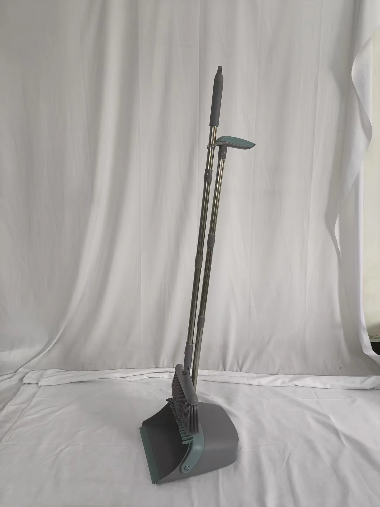 Factory Price 2025 Hot Sale Folding Broom and Dustpan Set Three-section Pole Broom Dustpan with PET Bristle, Household Items