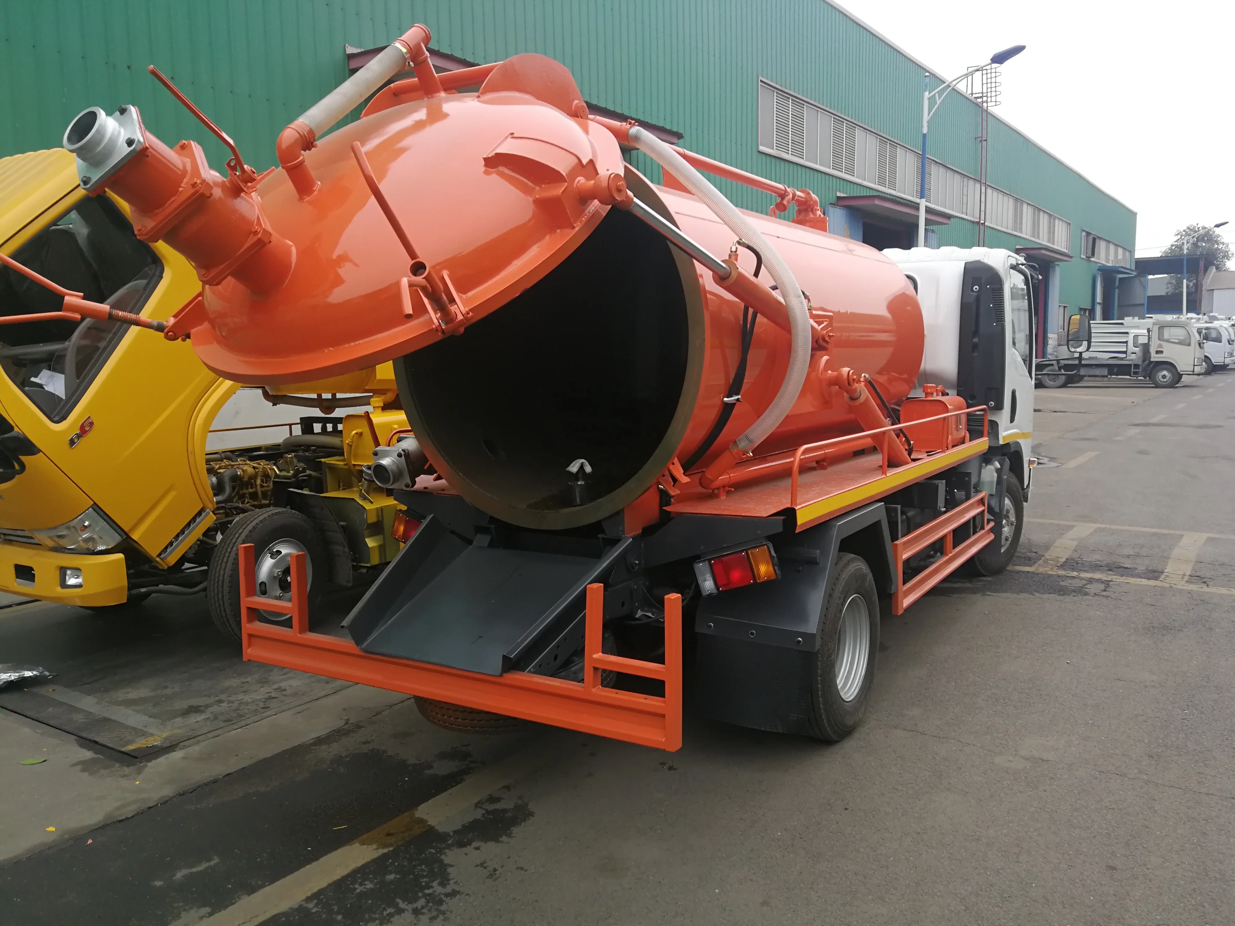 Japanese Isuzu Vacuum Sewage Suction Truck 4 To 6 Cbm Sewage Vacuum