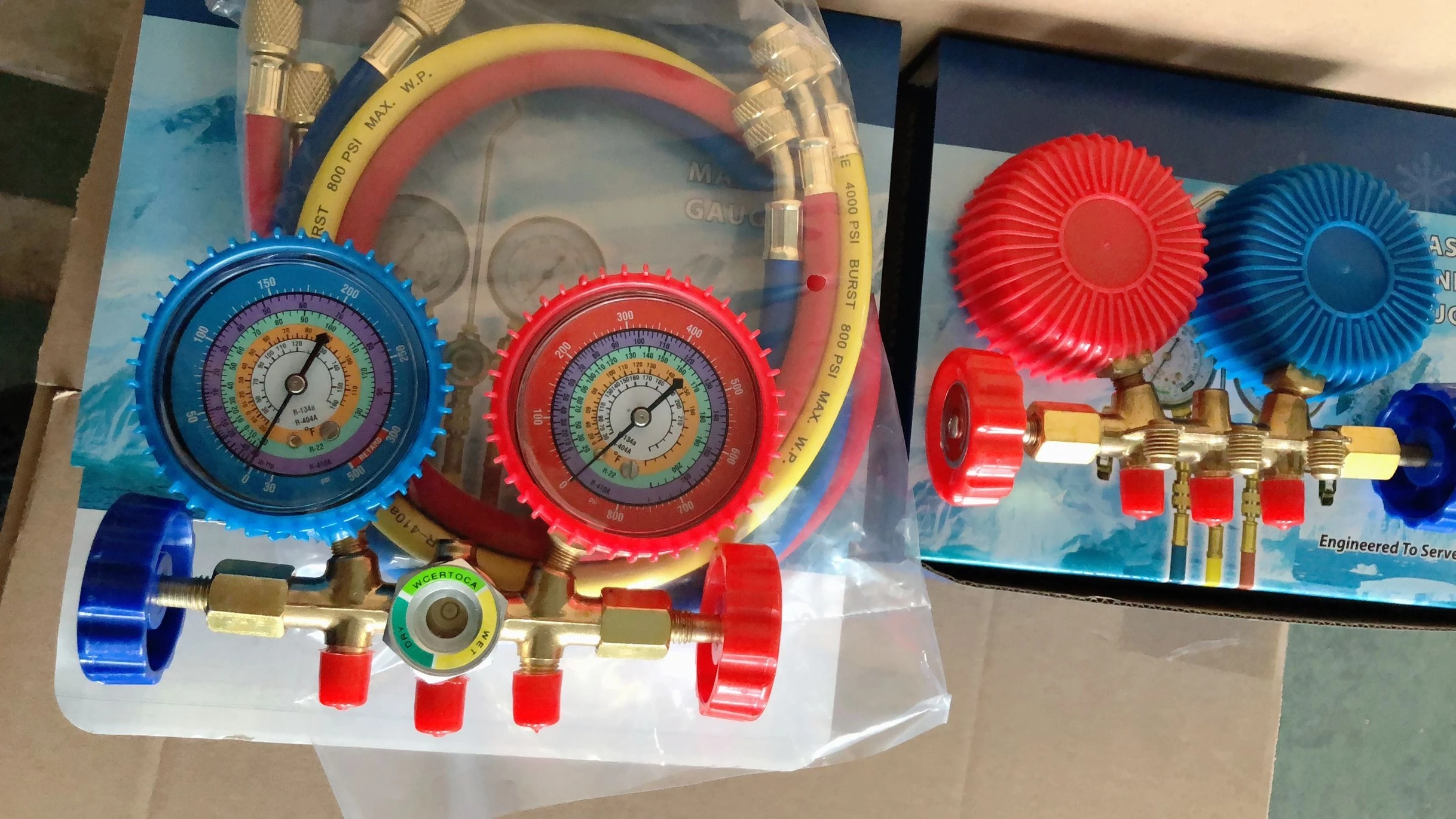 Auto Air Conditioning R134a Manifold Gauge with charging hoses and quick couplers manufacture