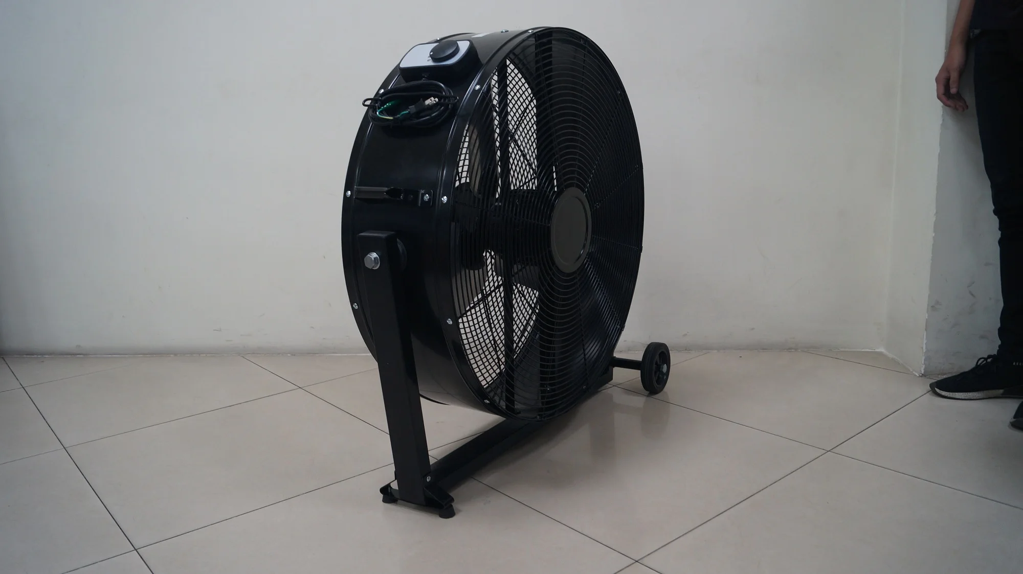 Tilted Drum Fan, 30", Aluminum - detail 6