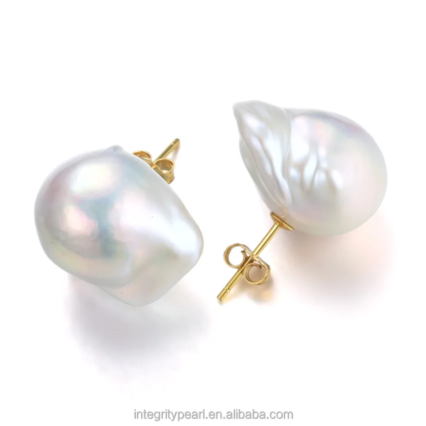 Pendiente grande de perlas de agua dulce barrocas hechas a mano de 11-12 mm en una pieza triangular chapada en oro mate SerieStill Golden and Then Some Colección de Navidad 2020 