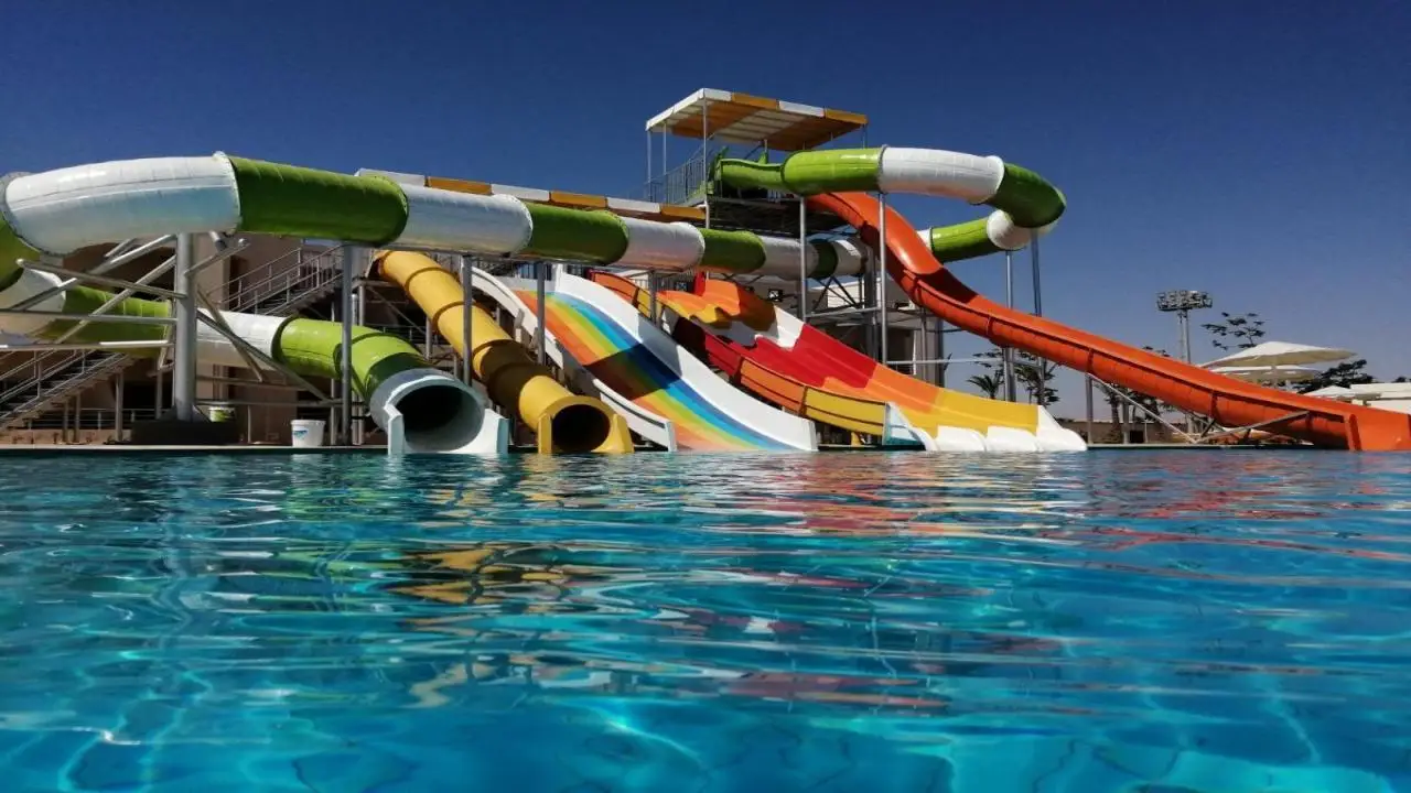 Outdoor Fiberglass Water Park Slide with 6-8mm Thickness and Customized Size for Long Service Life Over 10 Years