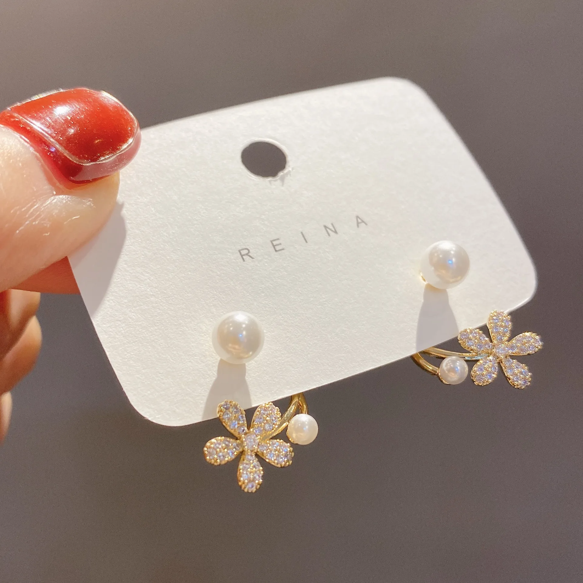 Design Stud Earrings Light Luxury Temperament Elegant Personalized Diamond Flower Pearl Earrings for Women