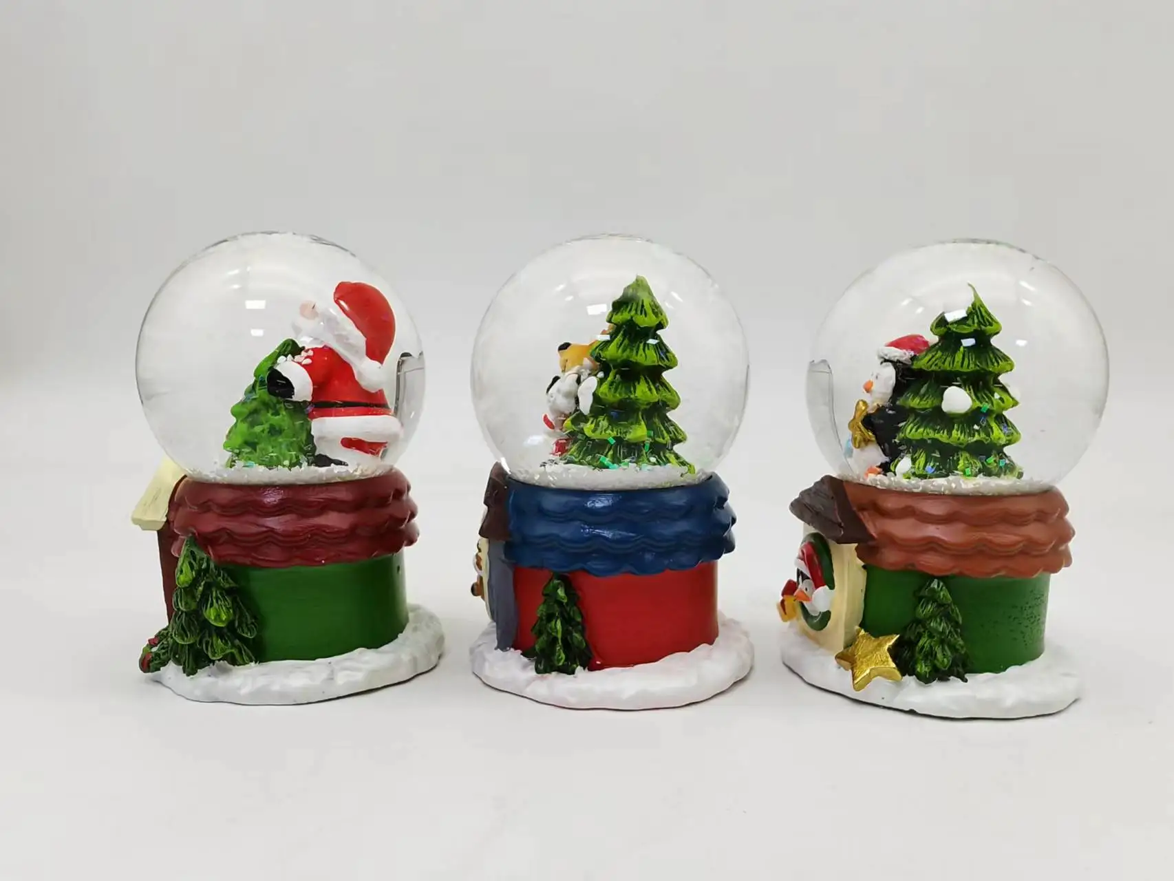 Vente en gros Globe d'eau de neige personnalisé en verre transparent décoratif avec figurine de Noël en résine à l'intérieur du Père Noël éclairé par LED fournisseur