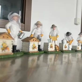 Beekeeping cultural products, beekeeping scene sculpture