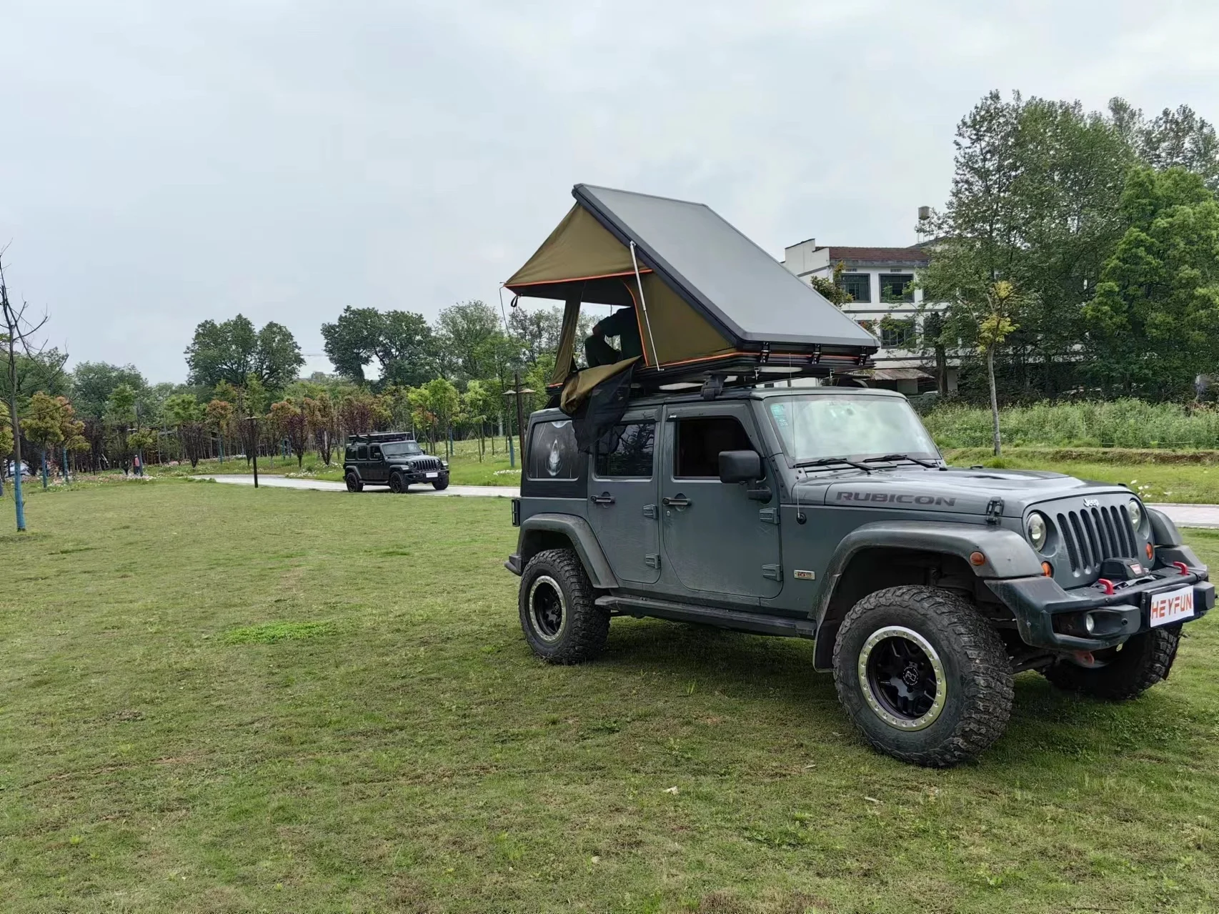 2.1M 320g Polyester Cotton 210*132cm Aluminum Hard Shell Roof Top Tent for Offroad Camping