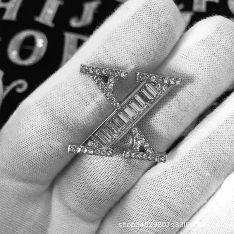 26 Initial Letters Rhinestones Brooch Pins Silver Color Lapel Pin and Brooches for Women Men Shirt Clothes Bijoux