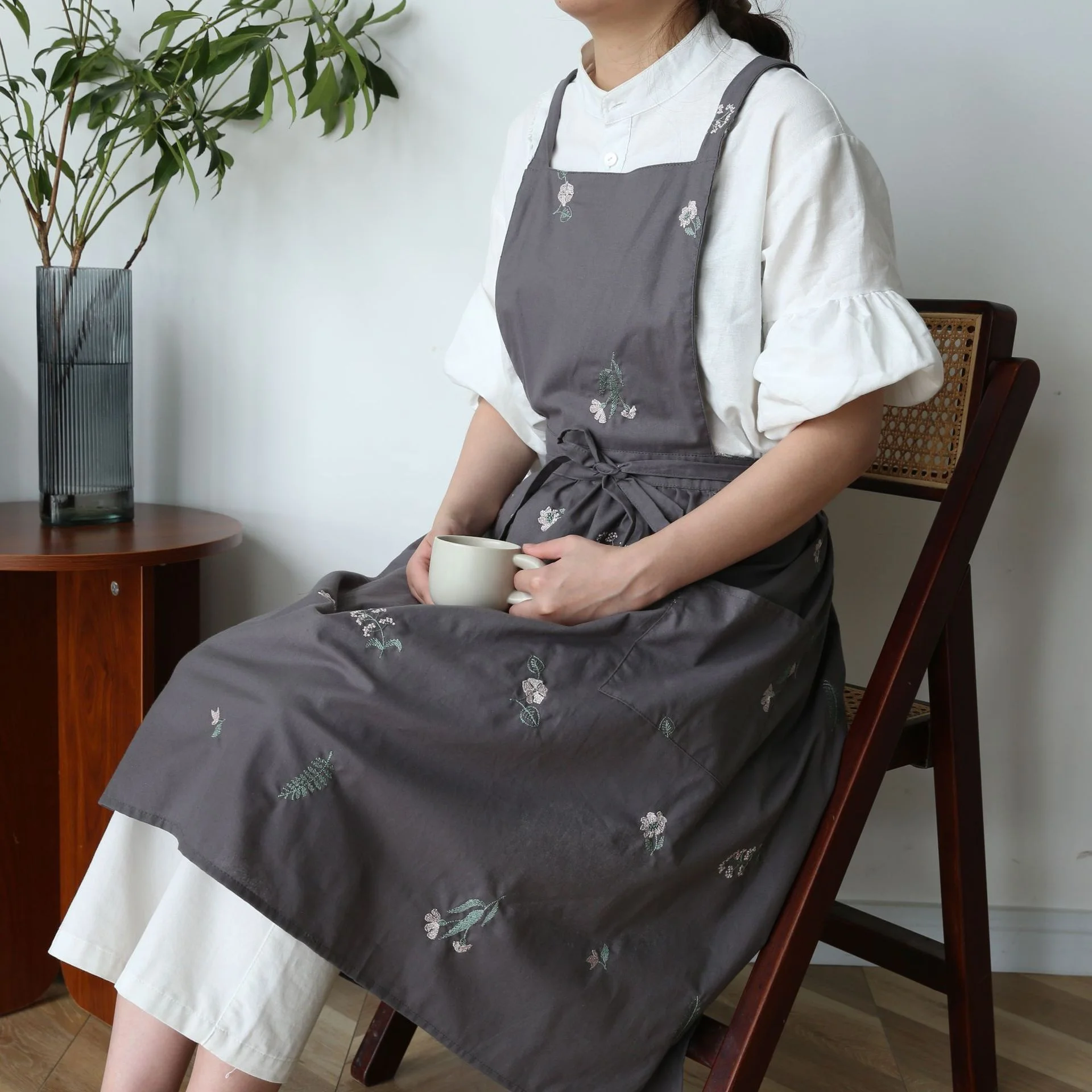 Wome Flower Embroidery Apron Wholesale Custom Embroidery Design Kitchen Apron