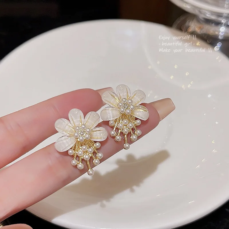 Korean version of the new light luxury super fairy fashion temperament resin pearl flower earrings for women