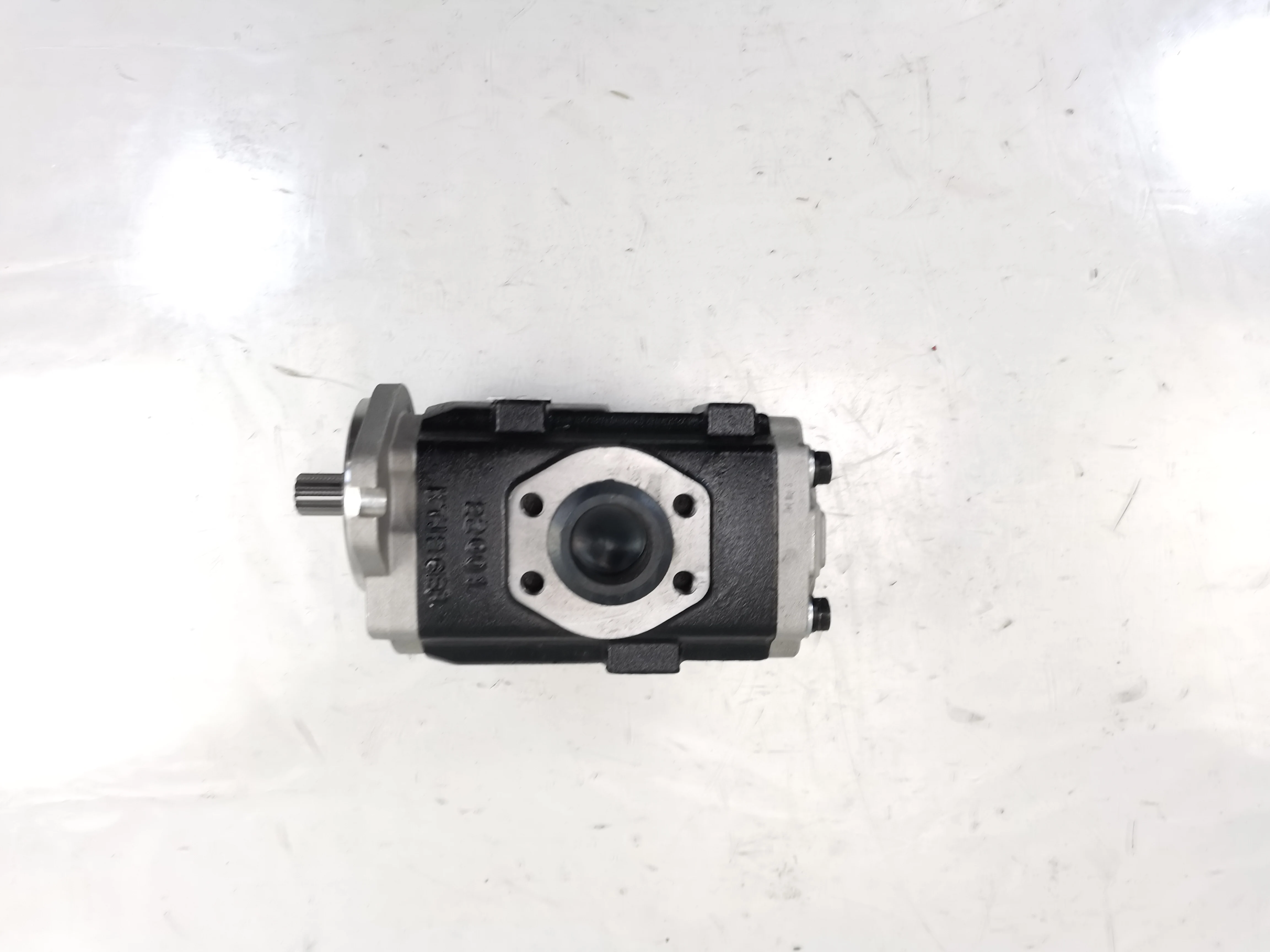 High-Pressure Hydraulic Gear Pump with 100BAR Operating Pressure 1/4inch Connection Size and 2 HP Max Horsepower