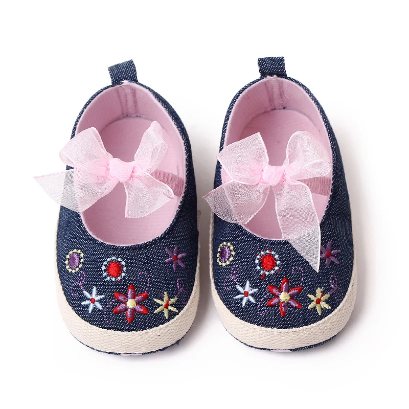 2023 Flower Embroidery Design Soft Sole Denim Newborn Baby Girl Shoes supplier