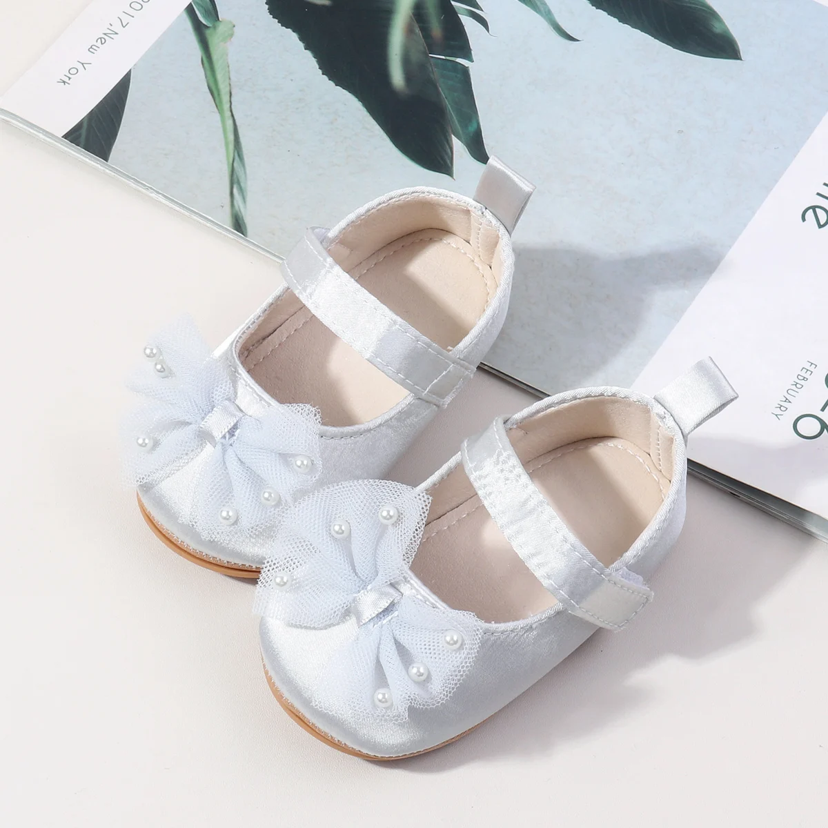 Wholesale Beautiful Flower Design Soft Stain Material Anti-slip Newborn Infant Baby Girls Shoes 2025 supplier