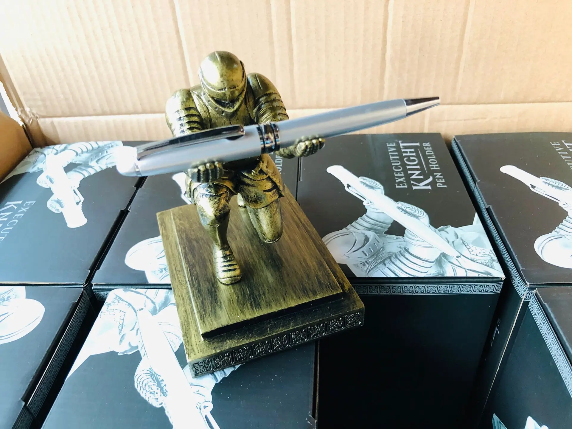 Creative Resin Pen Holder Knight Pen Holder Desk Organizer Pen Holder