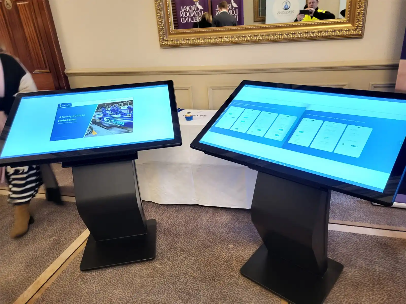 High Quality All in One PC Windows Touch Screen Kiosk Interactive Display Kiosk With K Base Interactive Kiosk for Self Service factory
