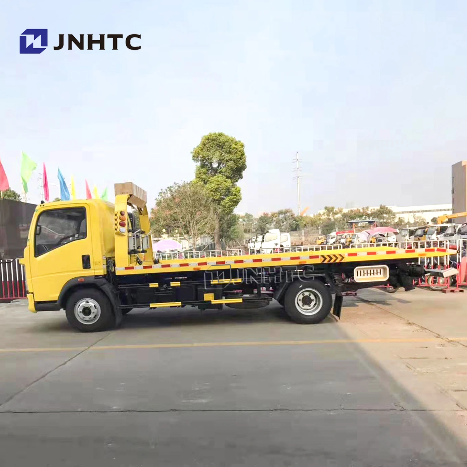 China Rescue Vehicle Howo Wrecker Trucks 3tons 5 Ton Rollback Flatbed