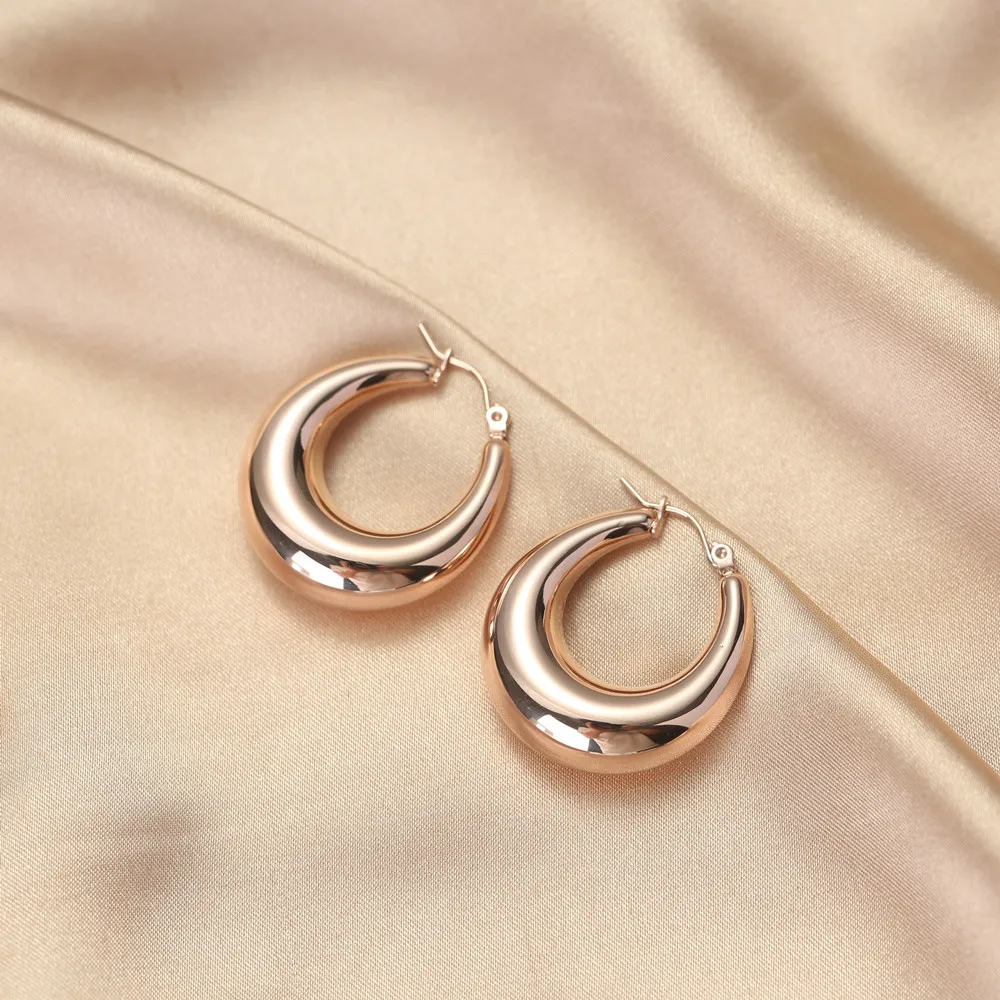 18k gold plated French metal Style crescent shaped hollow Earrings fashionable titanium steel Huggie Hoop earrings