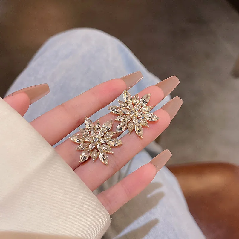 High-quality Korean new super flash fashion personality exquisite full of diamond snowflake earrings