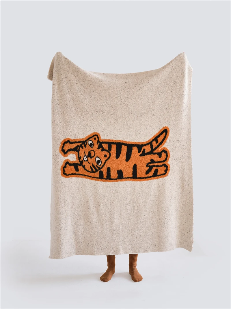 product wholesale super soft cozy 100 polyester cute cartoon tiger jacquard  knitted throw blanket for home decoration and travel  wh-57