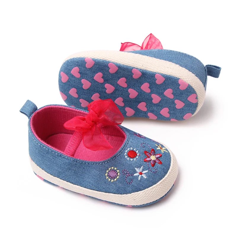 2023 Flower Embroidery Design Soft Sole Denim Newborn Baby Girl Shoes manufacture