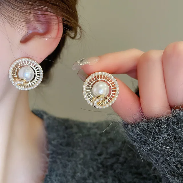 Silver needle round artificial pearl French niche fashionable versatile light luxury high-end wholesale Stud Earrings for Women