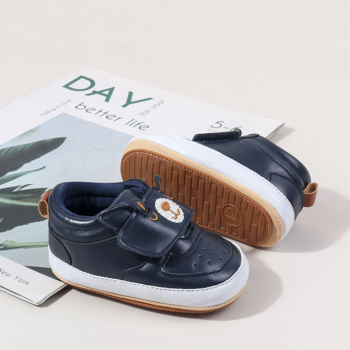 New Arrival High Quality Embroidered Bear Design Hook&loop Prewalker Baby Boys Shoes factory