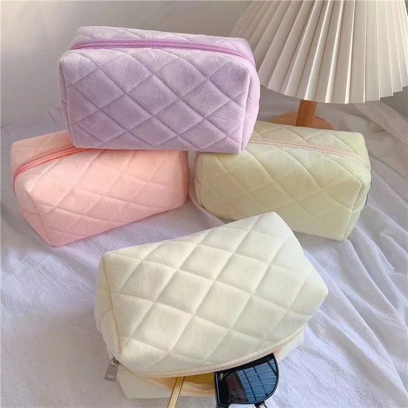 2024 wholesaleCustom Square Quilted Cosmetic Pouch Soft Velvet Makeup Pouch Beauty Makeup Zipper Travel Toiletry Cosmetic Bags