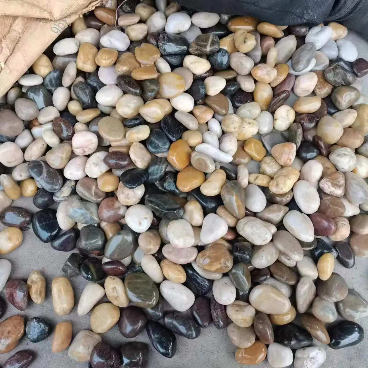 High-Polished Natural Stone Decorative Pebbles Mixed round Cobble and White Stone Competitive Supply