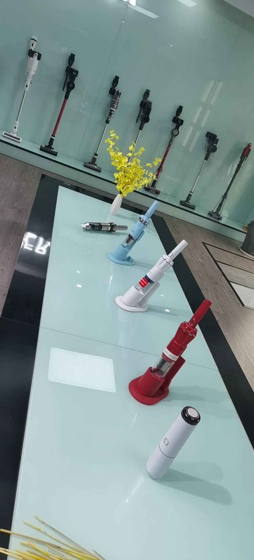 High Performance Handheld Bagless Dry Rechargeable Cordless Vacuum Cleaner with Dust Storage for Hotel & Car Use factory