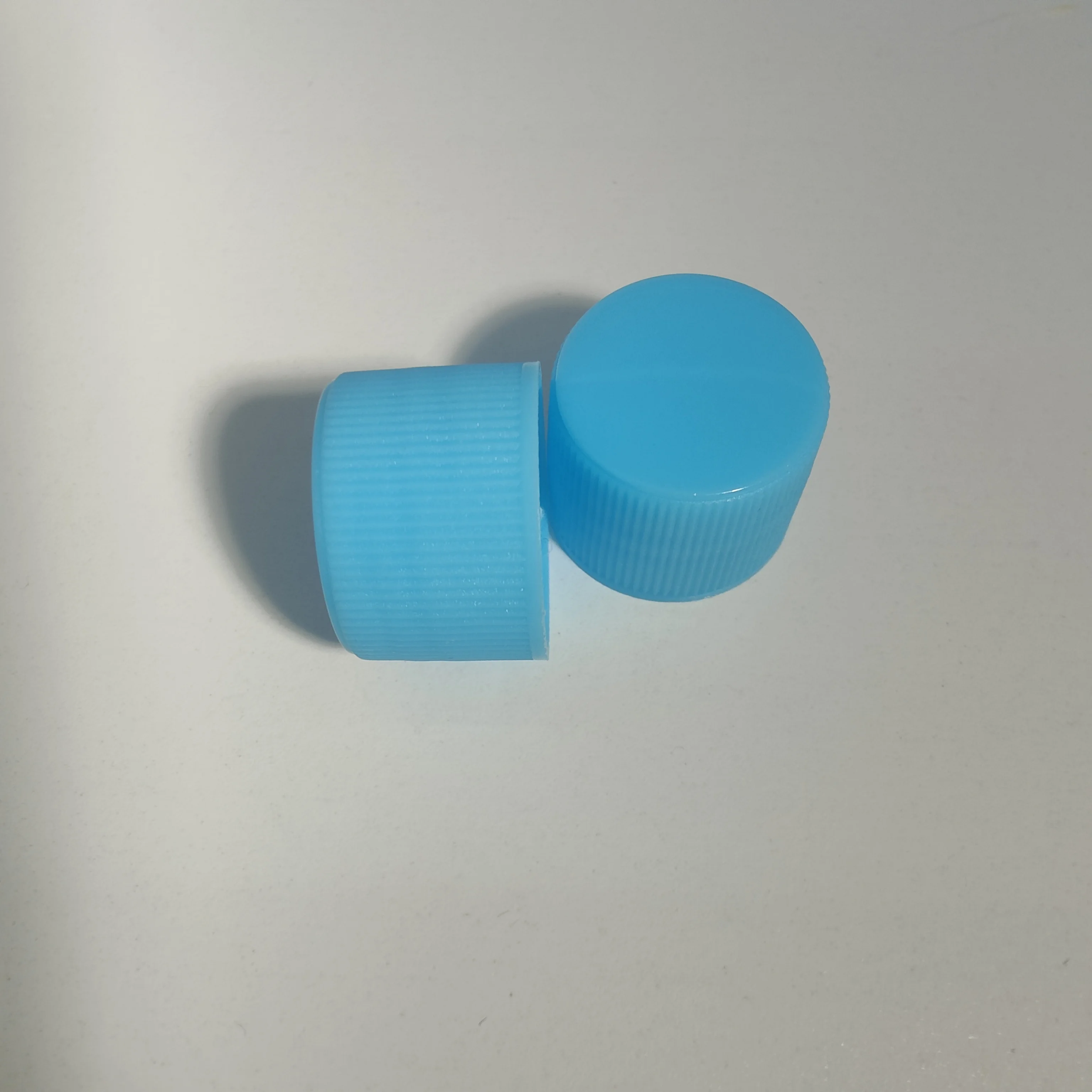 28mm hot sale plastic screw cap cosmetic cap with gasket blue beverage cap-30