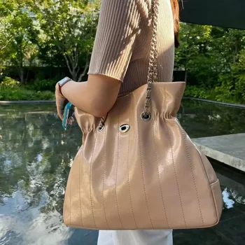 Korean Fashion Chain Shoulder Bag with Large Capacity Stylish and Versatile Tote for Women Autumn Winter Collection