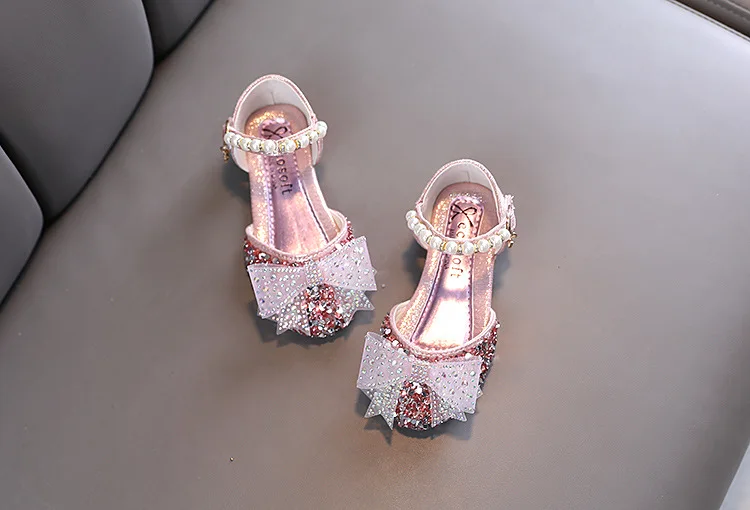 Spring and Autumn New Korean Version of Girls Rhinestones Shining Princess Leisure Toddler Sandals details
