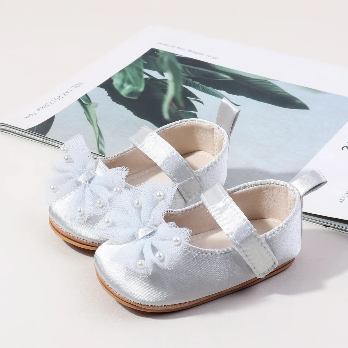 Wholesale Beautiful Flower Design Soft Stain Material Anti-slip Newborn Infant Baby Girls Shoes 2025 details