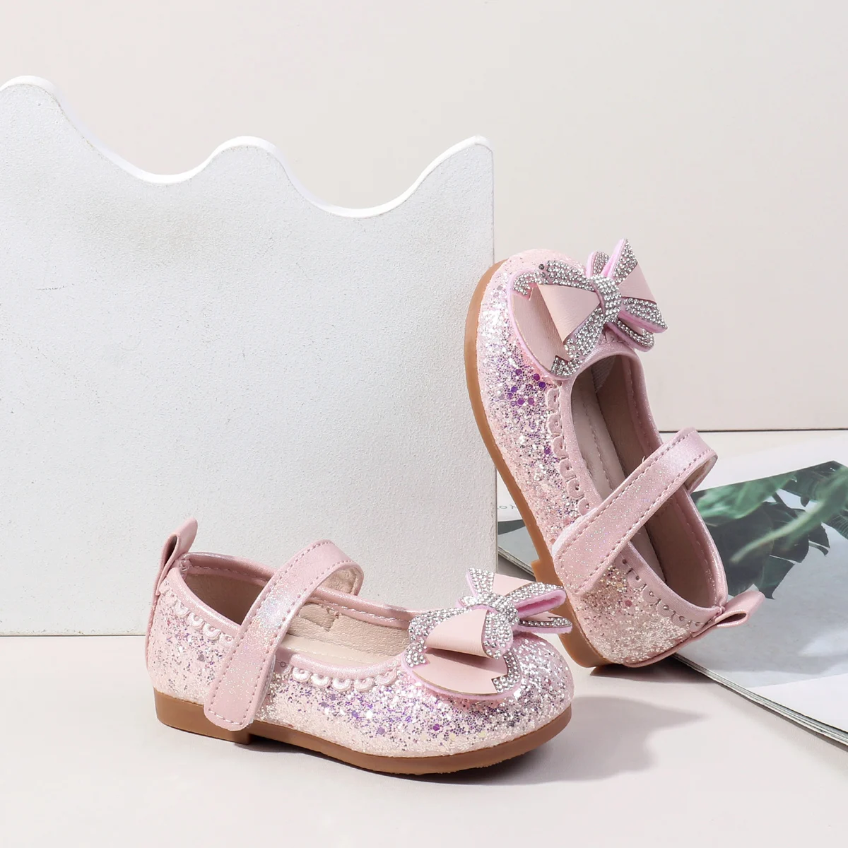 2025 Girls Summer Princess Shoes Anti-Slippery Flat Crystal Pearl Toe Shoes with Loop Soft Bottom for Girls factory
