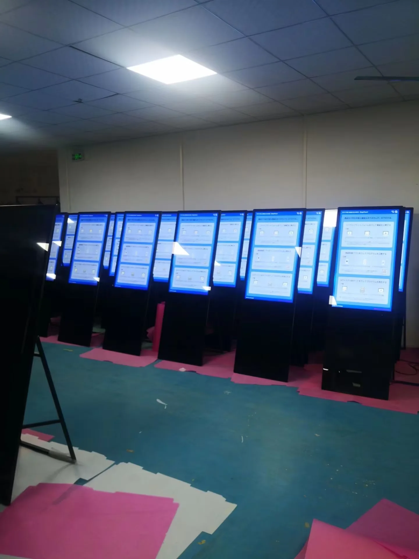 32 Inch Portable PCAP Indoor LCD Digital Signage Display Screen Kiosk Retail Use Advertising Video Stand Totem details