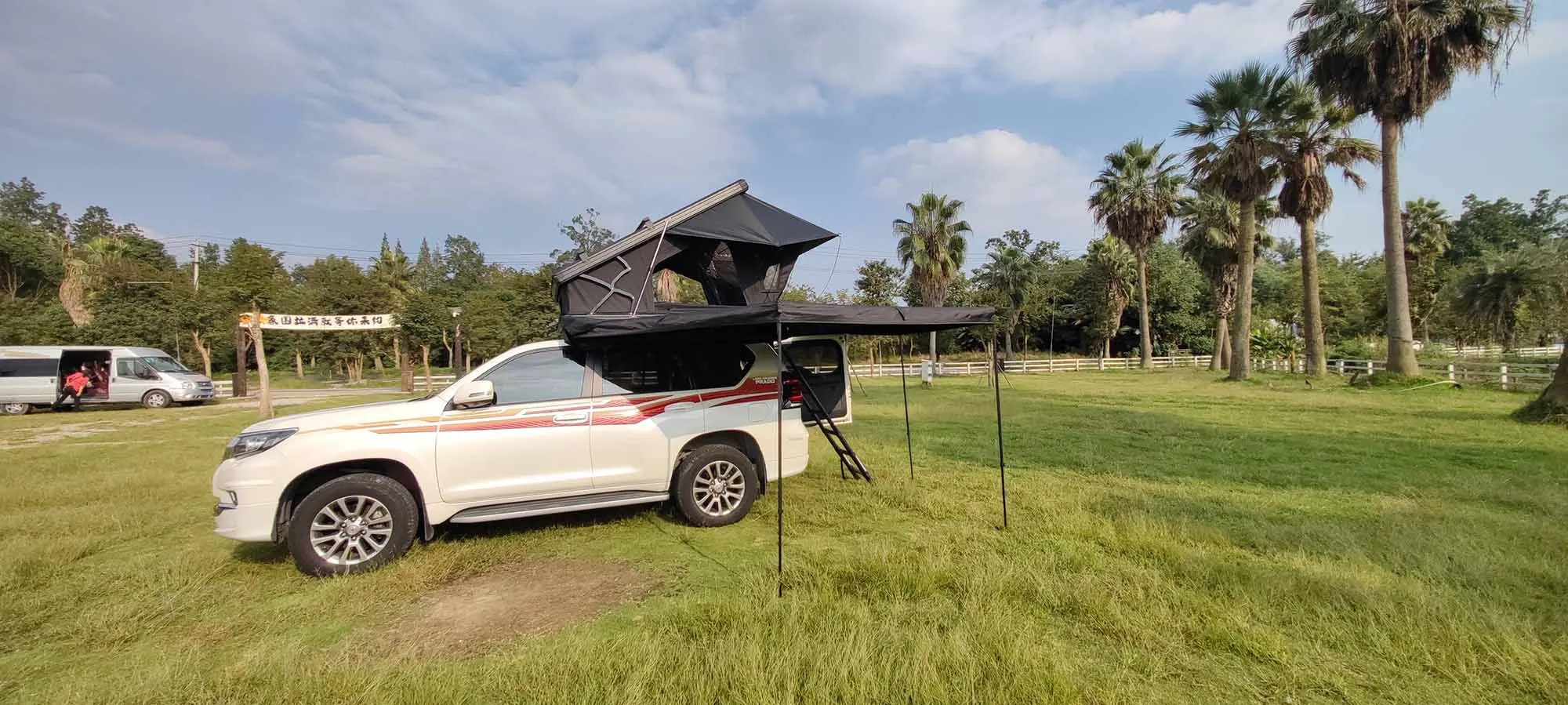 2025 New Design X Hinge Hardshell Rooftop Tent with Wooden Case Packaging for Outdoor Camping