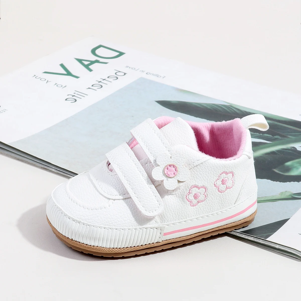 Hot Selling Hook&loop Embroidery Flowers Soft PU Leather White Baby Girls Shoes in Bulk supplier